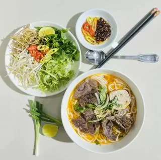 Hình ảnh Bún bò tái xương chả