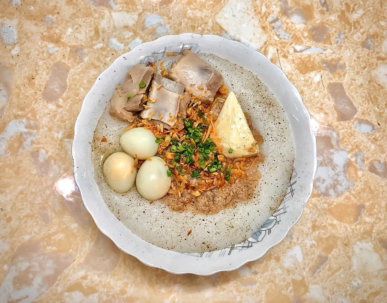 Hình ảnh Cháo sườn thịt bằm + phô mai + trứng cút rim nước mắm (vừa)
