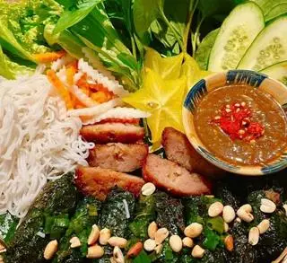 Hình ảnh Bún nem nướng - bò lá lốt