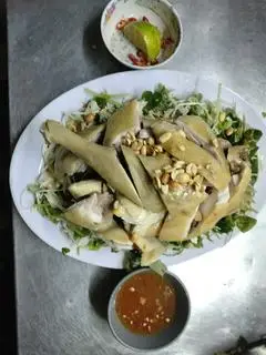 Hình ảnh Gà ta cháo gỏi đầy đủ nửa con