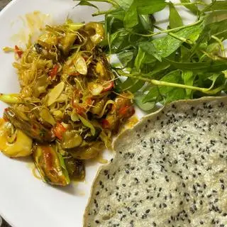 Hình ảnh ốc xào sả ớt + bánh đa