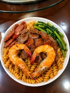 Hình ảnh nui xào thập cẩm.tôm bò xúc xích.chia đôi ra thì hơi ít