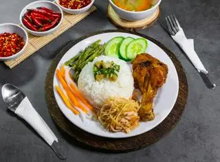Hình ảnh Cơm đùi gà bì