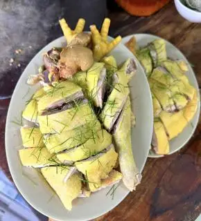 Hình ảnh Nữa con gà chặt lá chanh kèm gỏi, cháo 