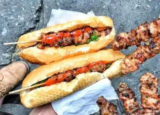 Hình ảnh Bánh mì thịt xiên