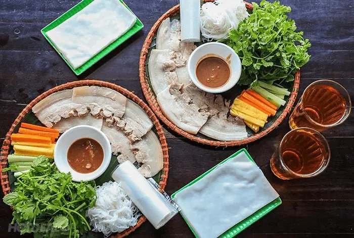 Hình ảnh Bánh tráng cuốn thịt heo thường chấm chua ngọt