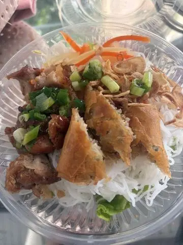 Hình ảnh bún thịt xào heo chả giò 