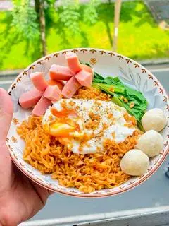 Hình ảnh Mì Trộn indomie Trứng Xúc Xích Cá Viên 