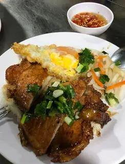 Hình ảnh CƠM SƯỜN CỐT LẾT - trứng chiên 