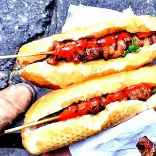 Hình ảnh Bánh mì 2 xiên thịt nướng
