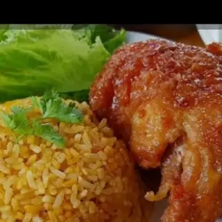 Hình ảnh cơm chiên Dương Châu đùi gà sốt mắm tỏi 