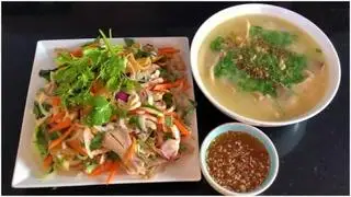 Hình ảnh Gỏi gà kèm cháo