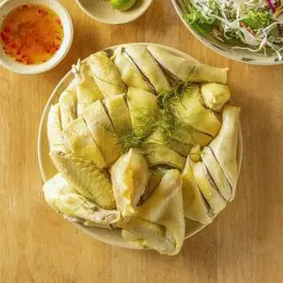 Hình ảnh Gà Hấp Lá Chanh nguyên con ko đầu chặt sẵn. Tặng Cháo