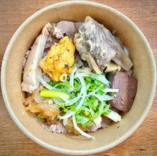 Hình ảnh Bún bò thập cẩm sườn sụn