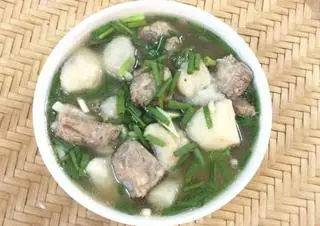 Hình ảnh cơm - canh khoai sọ nấu sườn
