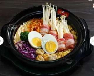 Hình ảnh Mì kim chi bò mỹ nấm trứng