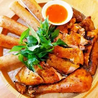 Hình ảnh 1 gà nướng nguyên con+ 1 cây cơm lam