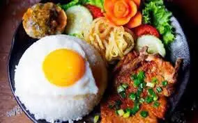 Hình ảnh Cơm tấm sườn nướng trứng ốp la