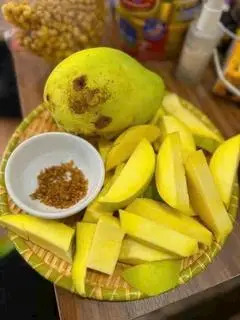 Hình ảnh xoài tứ quý cắt miếng kem muối 