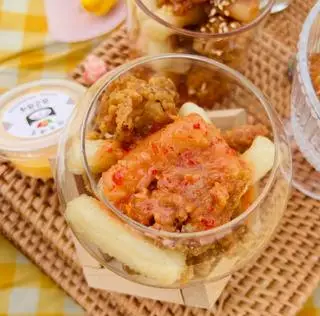 Hình ảnh Cốc gà sốt 8284 chua cay mặn ngọt - 새콤달콤매콤한8284소스 치킨컵