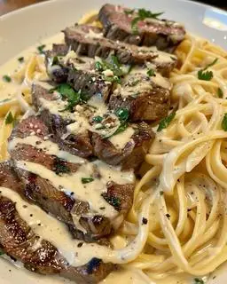 Hình ảnh pasta sốt kem nấm steak