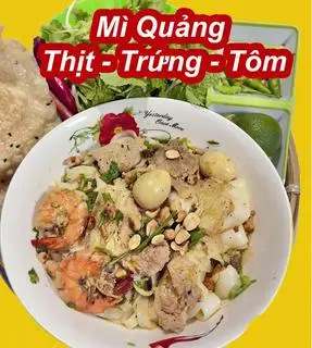 Hình ảnh Mì Quảng gì cũng có – tôm thịt trứng