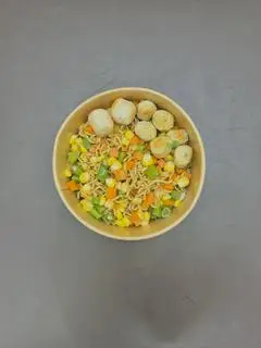 Hình ảnh Mì trộn rau củ cá viên