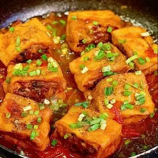Hình ảnh Cơm Đậu Hủ Nhồi Thịt Sốt Cà + Nước Sâm Đóng Chai ướp lạnh