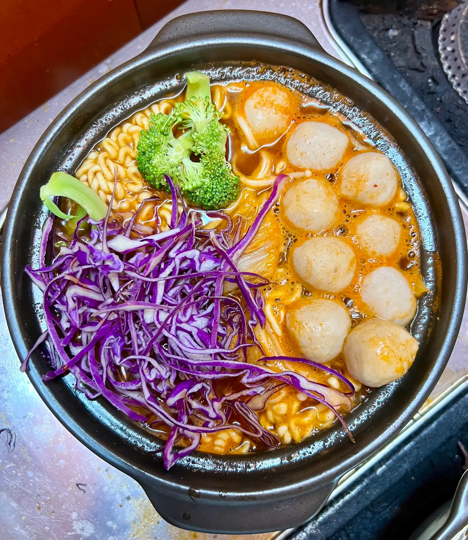 Hình ảnh MỲ CAY KIM CHI CÁ VIÊN