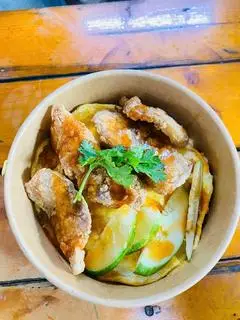 Hình ảnh Cơm Heo Chiên Xúc Xích Phủ Trứng Ngon