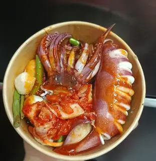 Hình ảnh mì cay trộn mực khổng lồ tặng một ly Coca