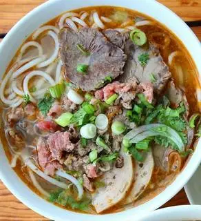 Hình ảnh Bún bò tái + gân + bò viên