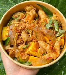 Hình ảnh thân sứa mix chân gà sốt thái kèm xoài cóc 