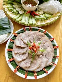 Hình ảnh Bắp heo luộc cuốn bánh tráng - phần 2 người ăn