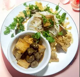 Hình ảnh Cơm Đậu Hủ Và Nấm Kho Tiêu (White Rice With Mushrooms And pepper Hotpot)