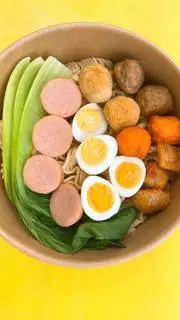 Hình ảnh Mì trộn viên chiên, xúc xích, trứng