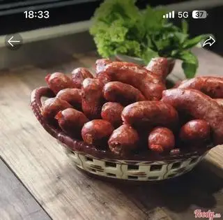 Hình ảnh Mì trộn xúc xích đỏ