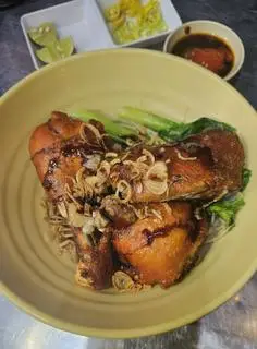 Hình ảnh Hủ tiếu gà quay thảo mộc