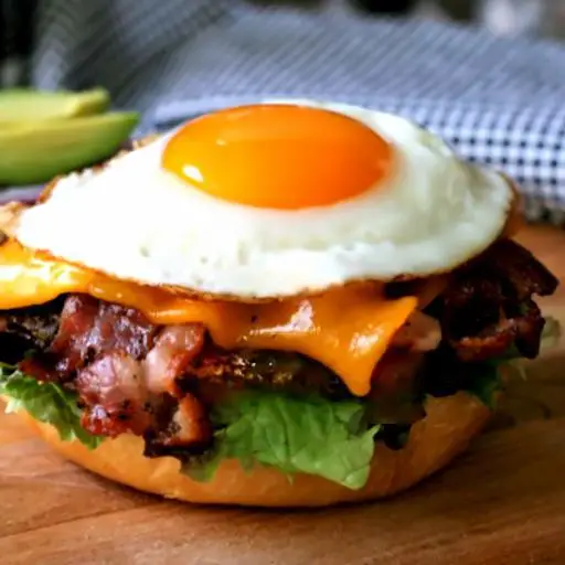 Hình ảnh Hamburger Trứng Bò Kèm Trà Đào Hoặc Nước Ngọt