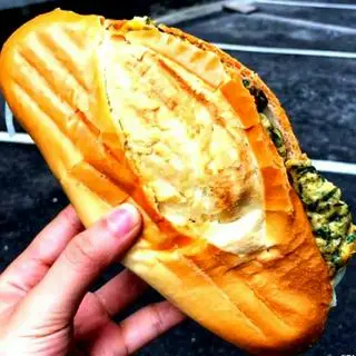 Hình ảnh Bánh Mì Thịt Nướng Trứng Ngải Cứu