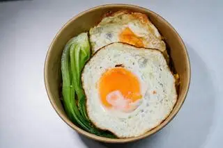 Hình ảnh Mì trộn trứng chiên - 2 trứng
