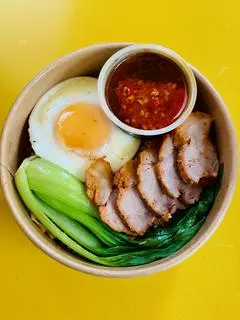 Hình ảnh Mì trộn trứng lòng đào - xá xíu