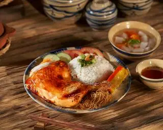 Hình ảnh Cơm Tấm Trứng Chả Bì + Gà Nướng Mắm Tỏi