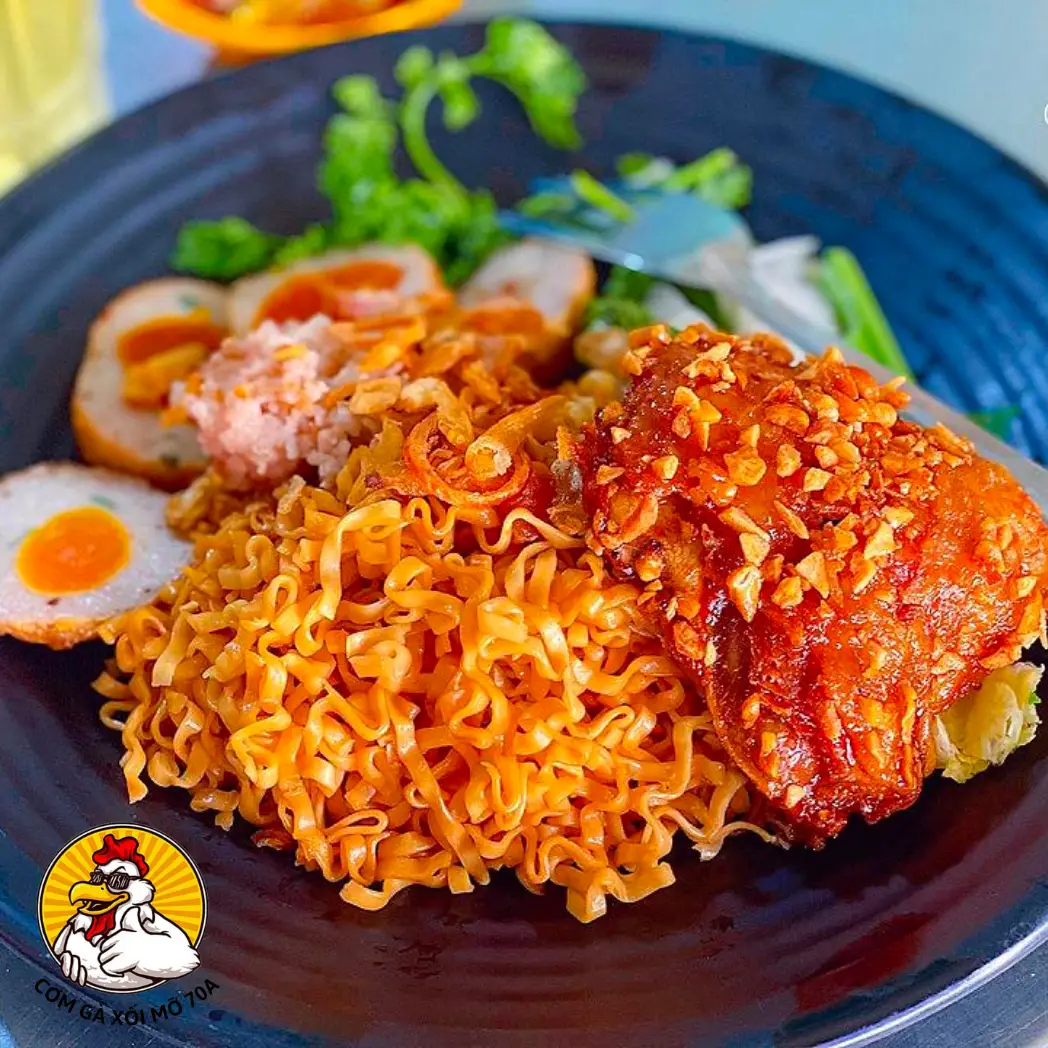 Hình ảnh Mì trộn gà xối mỡ má đùi