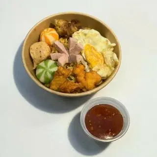 Hình ảnh Mì trộn da giòn đặc biệt siêu topping , Mì trộn da giòn , gà xé xúc xích ,  15/51/97 văn cao