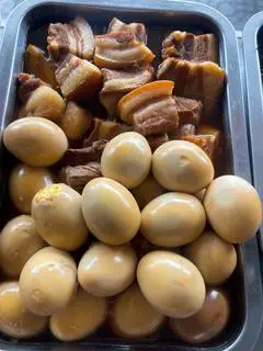 Hình ảnh cơm ba rọi kho trứng