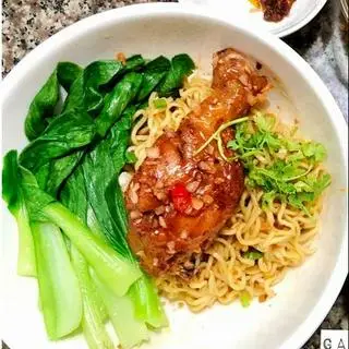 Hình ảnh Mì trộn gà mắm tỏi