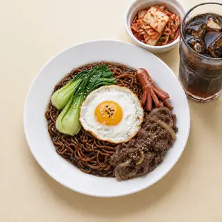 Hình ảnh Mì Tương  Đen Trứng Xúc Xích Ba Chỉ Bò