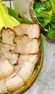 Hình ảnh Thịt Heo Chiên Chấm Mắm Nêm Cuốn Rau Xanh