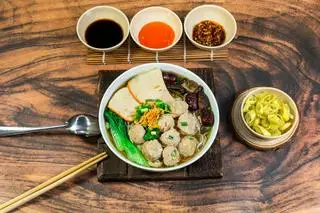 Hình ảnh Mì xá xíu, bò viên (mì khô)